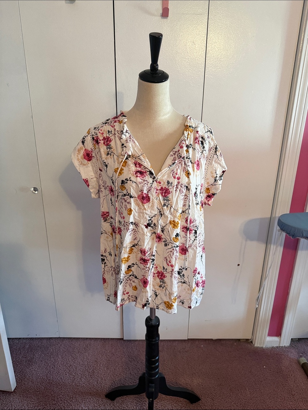 Buffalo David Bitton White Floral V-Neck Short Sleeve Top